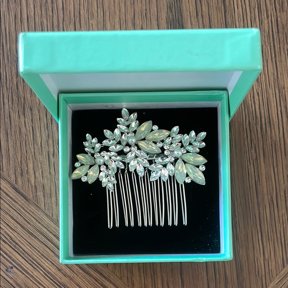 Elegant Silver Hair Comb with Crystal Accents
Wedding